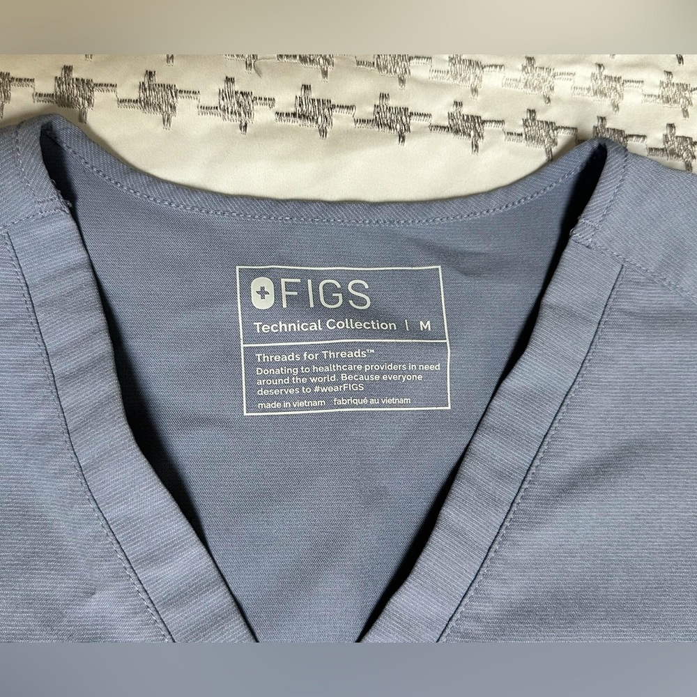FIGS Scrub Set - Picture 4 of 11